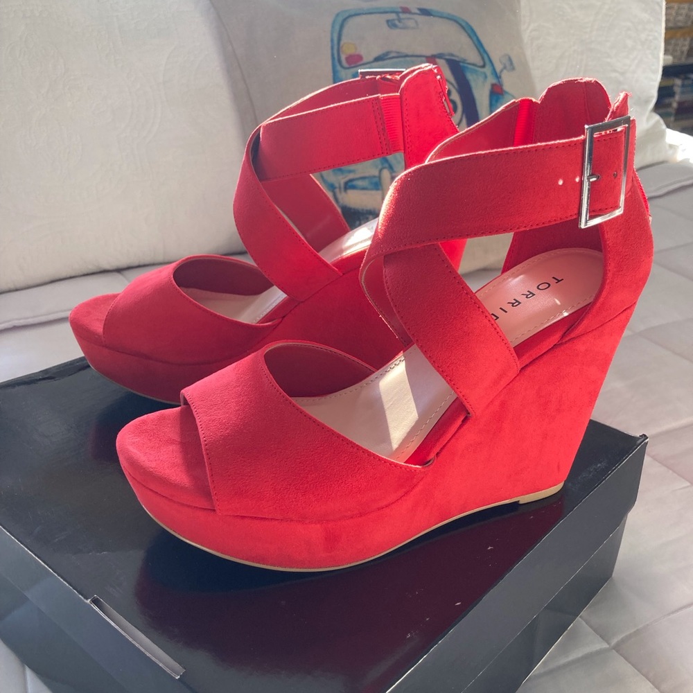 NEW Torrid 9.5 Wide Red Strappy Platform Wedge! Perfect forValentine’s Day!